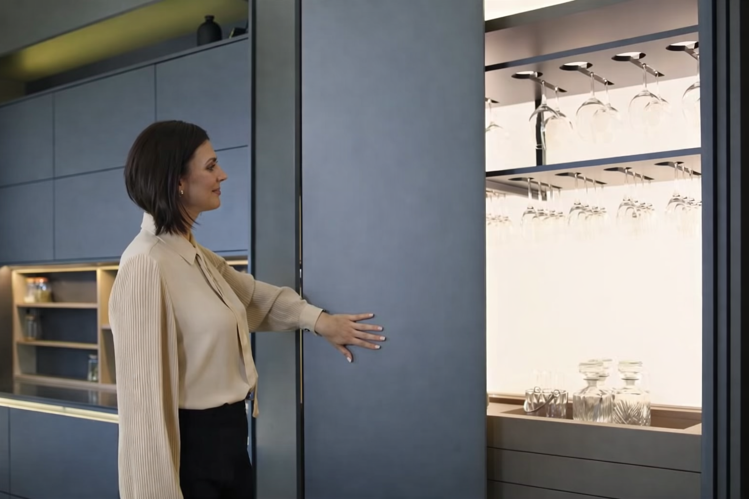 Crie Seu Mundo com Elegância: Espelhos e Requinte nos Móveis Planejados!